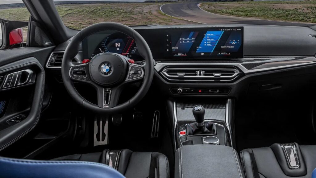 Передняя панель BMW M2 2023 года
