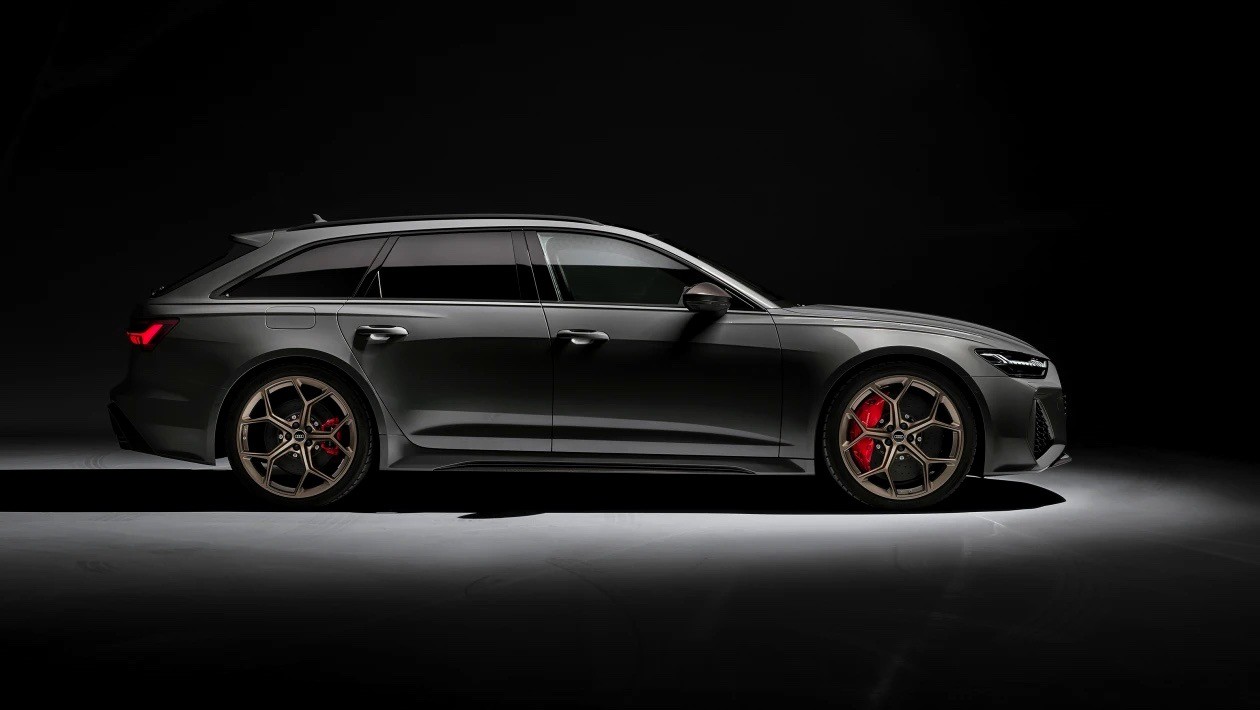 Audi RS 6 Avant performance 2022 вид сбоку