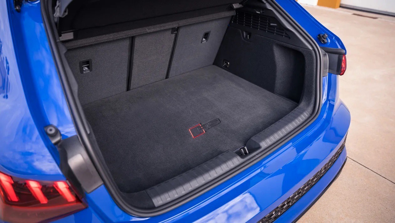 Шильдик RS на коврике багажника в Audi RS 3 Sportback Performance Edition